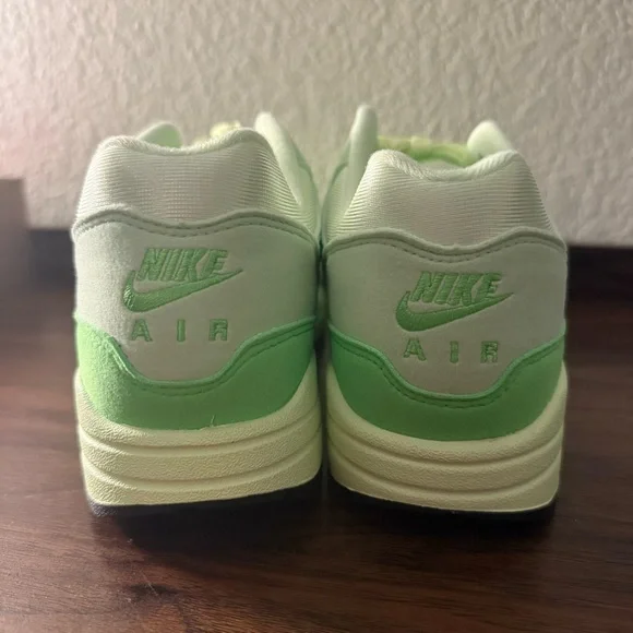 NEW Nike Air Max 1 '87 Vapor Green Athletic Sneakers HJ7329-376 (Women 9/M 7.5) - Picture 3 of 7